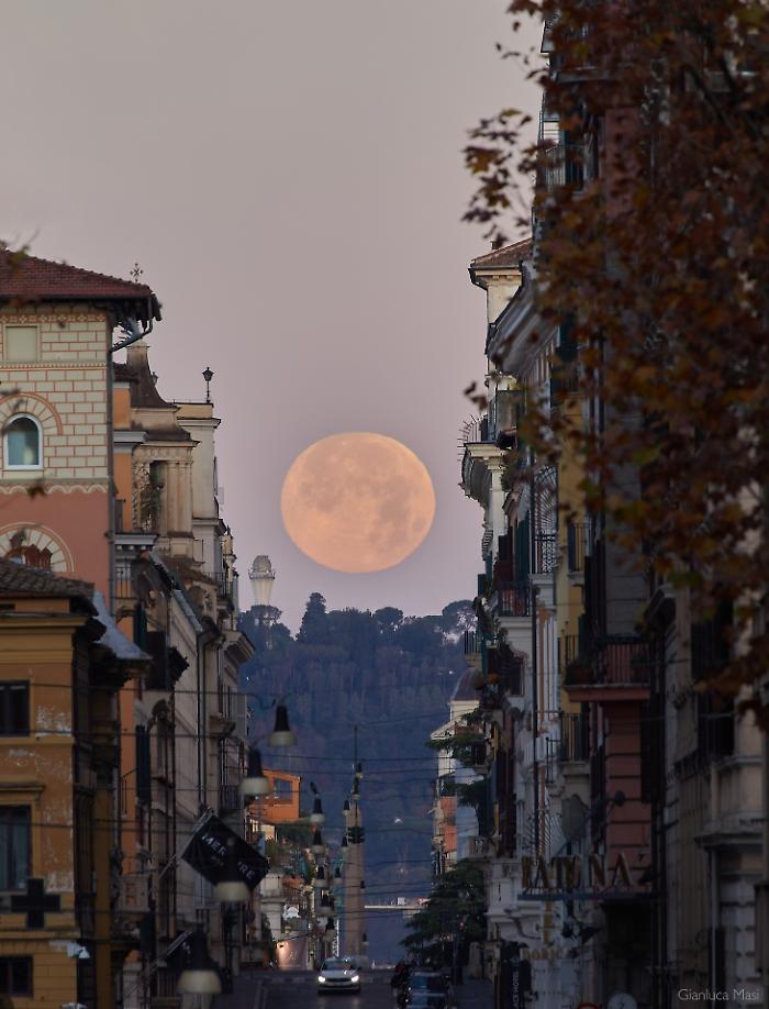 In cielo arriva la Luna piena più speciale dei prossimi 18 anni: uno spettacolo in diretta streaming dai telescopi di Manciano 