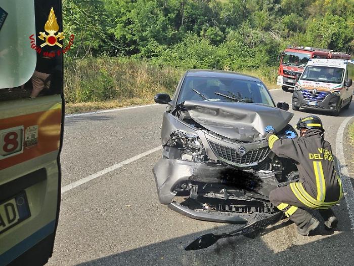 Frontale tra due auto, quattro persone coinvolte nell'incidente a Montemassi
