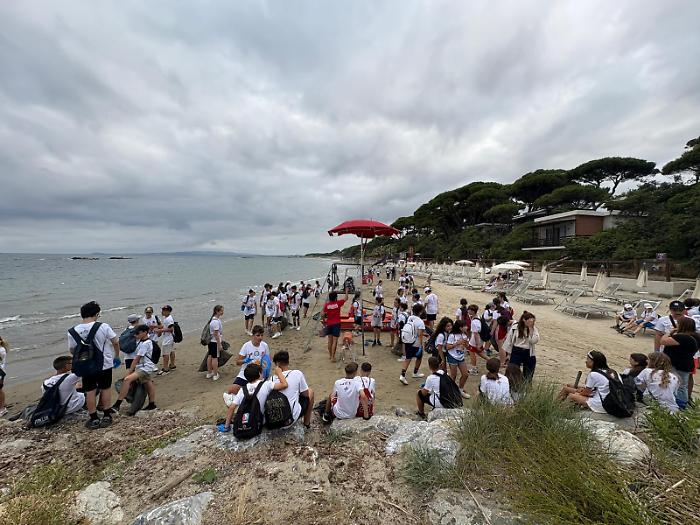 Un esercito di giovani ambientalisti all'opera per pulire il litorale del Golfo dai rifiuti