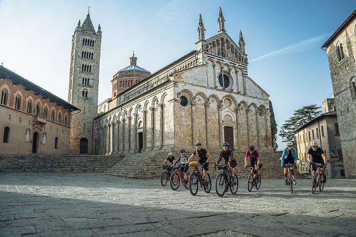 Passione bike, cento ciclisti da tutto il mondo per il festival internazionale "Grinduro": tre giorni tra pedalate, campeggio e musica