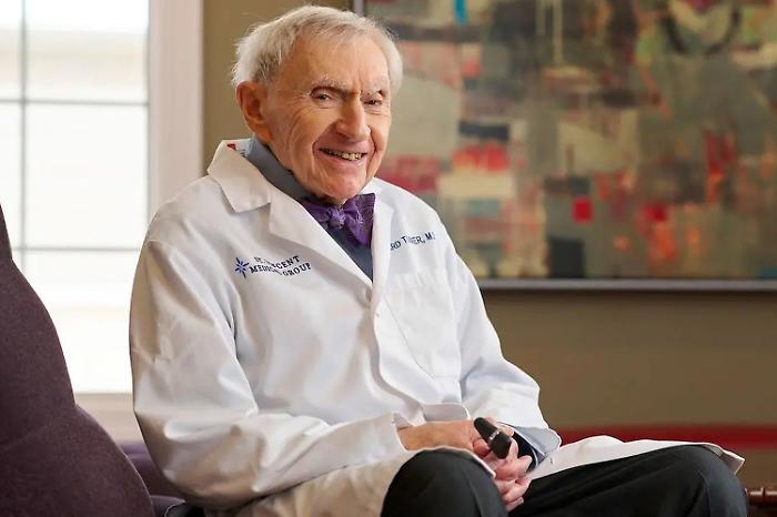 Come vivere in salute fino a 100 anni (e oltre): tutti i segreti del dottor Howard Tucker, il medico più anziano del mondo, star di TikTok