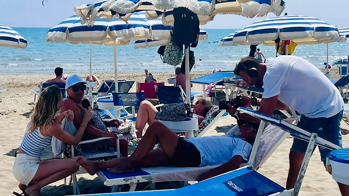 La troupe di "Camper" in spiaggia a Castiglione della Pescaia 