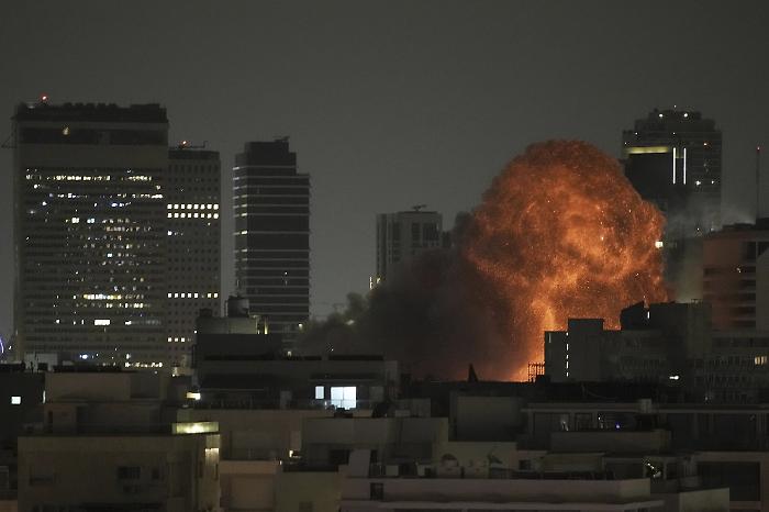 Guerra Israele-Iran, intanto un'atomica minaccia l'economia