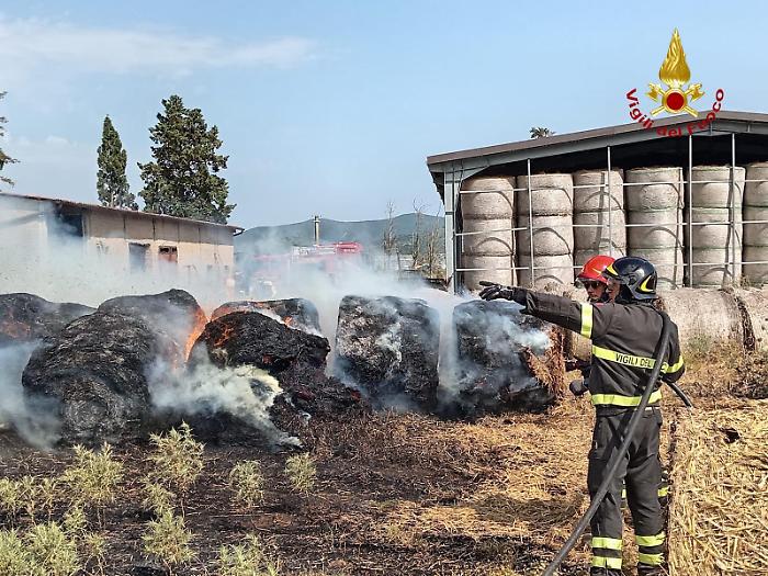 Rogo lungo la superstrada tra Giuncarico e Braccagni, pericolo per un capannone: in azione gli elicotteri