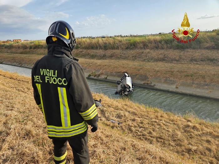 Perde il controllo dell'auto e si ribalta nel canale lungo la strada del Poggiale
