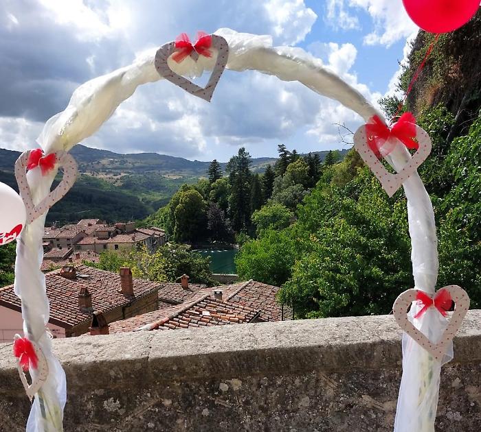 Set fotografici, giochi di coppia, musica e benedizione delle fedi con l'acqua della sorgente: è "Notte romantica" nel borgo 