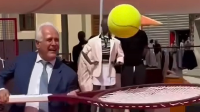 Eugenio Giani con una racchetta da tennis gigante a Pitti Uomo 2025