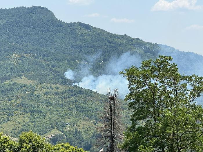 Bosco in fiamme, in azione l'elicottero: "Massima prudenza, non avvicinatevi"