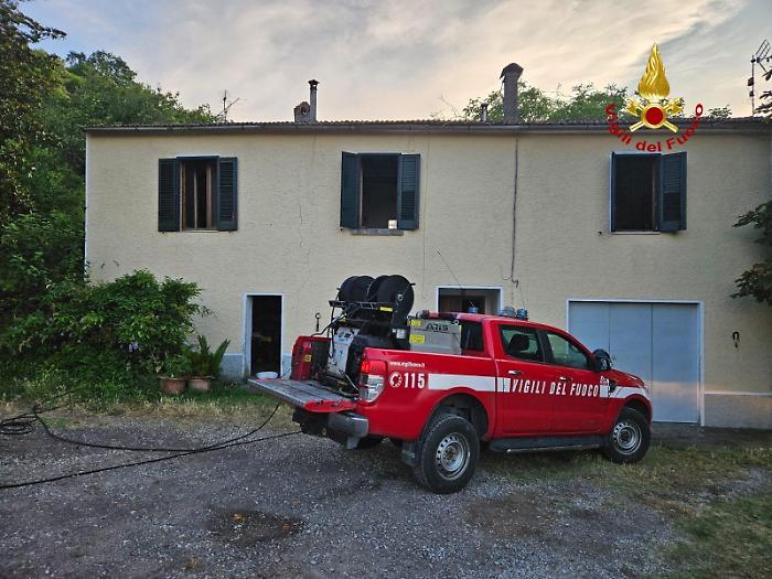 Elettrodomestici in fiamme, rogo nella cucina di un appartamento a Torniella: Vigili del fuoco in azione