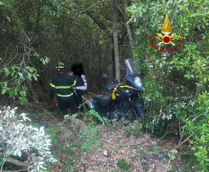 Esce di strada con la moto sotto gli occhi del figlio e vola per 15 metri in una scarpata
