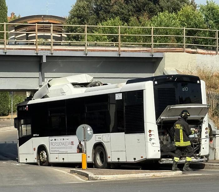Autobus incastrato nel sottopasso: bloccata la circolazione stradale, interrotto il traffico ferroviario
