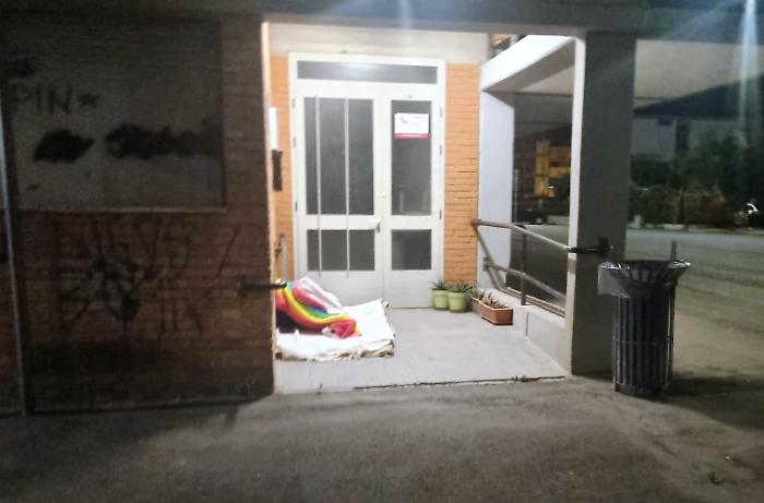 Dormono per terra nel piazzale in cui giocano i bambini: dramma della povertà a Grosseto