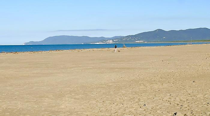 Cinque nuove spiagge attrezzate gratuite a Marina e Principina: mare, sole e campi da gioco per tutti