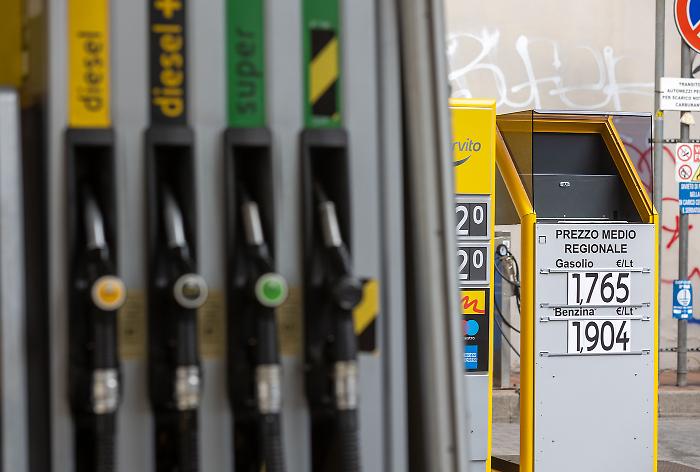 Il prezzo del petrolio scende, ma benzina e diesel costano di più: rincari anche a Grosseto. Ecco dove spendere meno