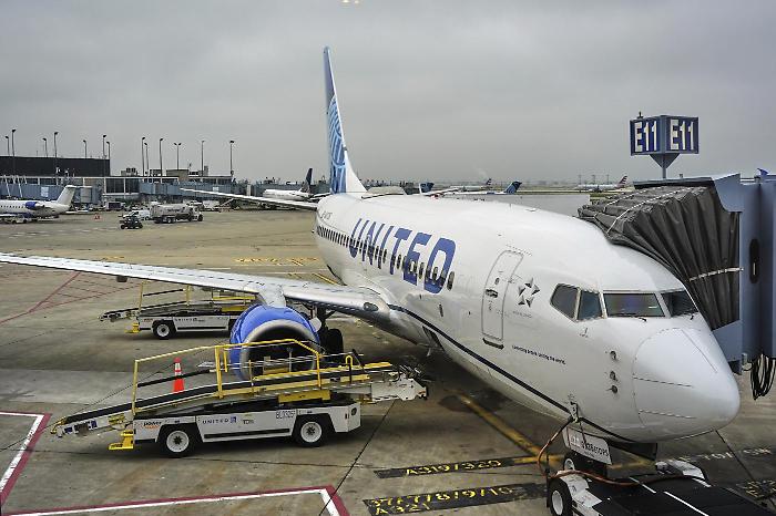 Volo United UA507 da San Francisco a Roma, paura sull'Oceano Atlantico per 300 persone: perde quota ed è costretto ad atterrare in Islanda