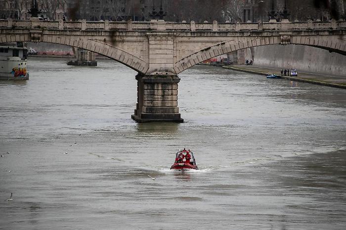 Omicidi Villa Pamphili, sommozzatori scandagliano il Tevere per cercare oggetti di Anastasia Trofimova e della piccola Andromeda. E' sparito anche un trolley