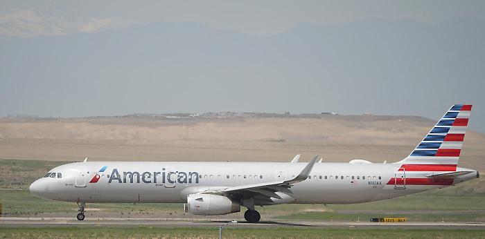 Volo American Airlines  1665 da Las Vegas a Charlotte, fiamme e fumo nel motore: l'aereo torna a terra 10 minuti dopo il decollo