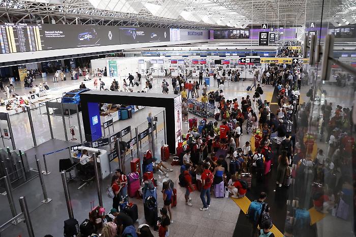 Vacanze estive, voli aumentati anche del 300%. Ma ci sono anche dei modi per risparmiare: ecco quali