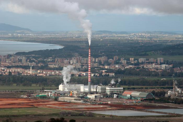 Paura per una nube bianca nei cieli del polo chimico del Casone. Il Comune: "Restate in casa"