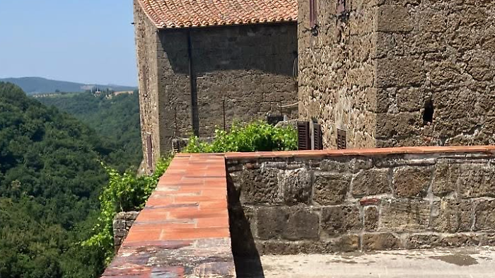 Ripristinata la cinta muraria di Piazza Denci 