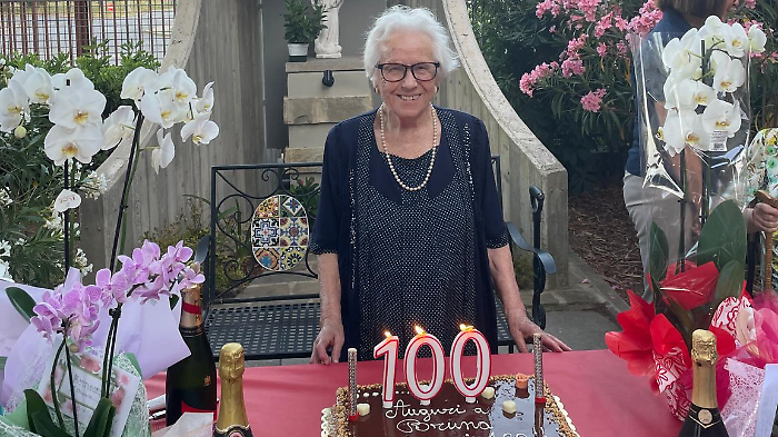 I cento anni di Rina, la festa con gli amici della parrocchia: "Non si è mai sposata, la sua vita è stata un dono agli altri"