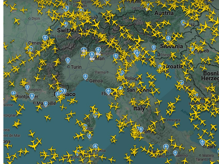 Caos nei cieli italiani: un guasto al radar di Milano manda ko il traffico aereo al Centro Nord. Almeno 300 i voli coinvolti