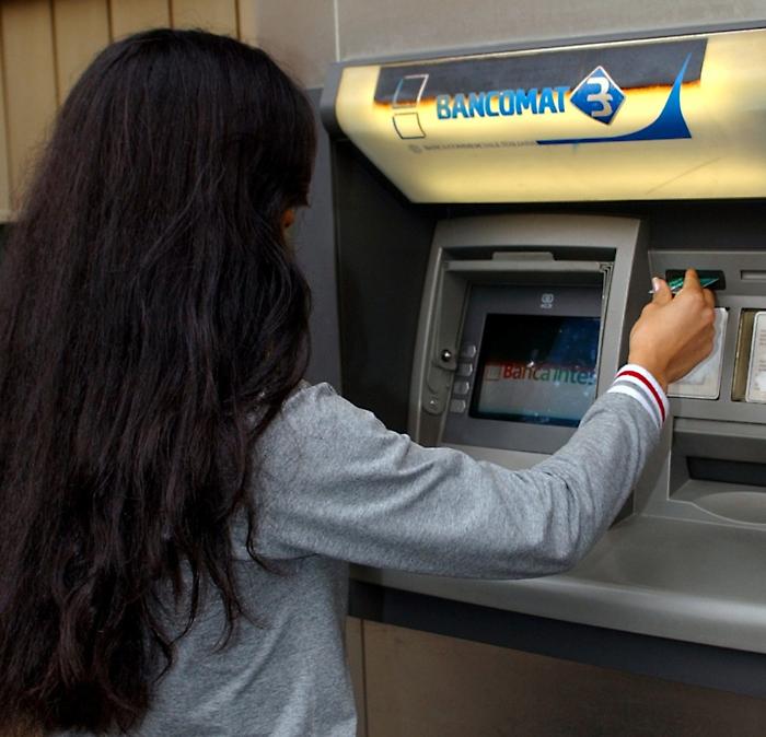 Prelievi bancomat, le nuove regole: ecco come cambiano le commissioni per chi ritira contanti allo sportello