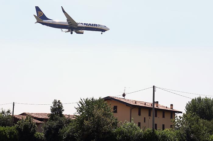 Centro radar di Milano in tilt, il bilancio del caos nei cieli per colpa di un guasto Tim: 320 voli coinvolti, 78 cancellati e 56 dirottati. Enac apre un'indagine