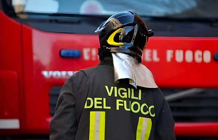 Brucia la pineta del Puntone, bagnanti in fuga dalla spiaggia: in azione gli elicotteri antincendio 