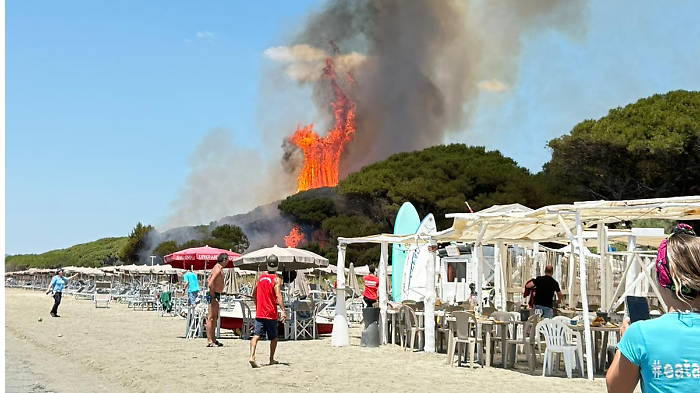 Incendio al Puntone, chiusa la strada delle Collacchie: è emergenza regionale
