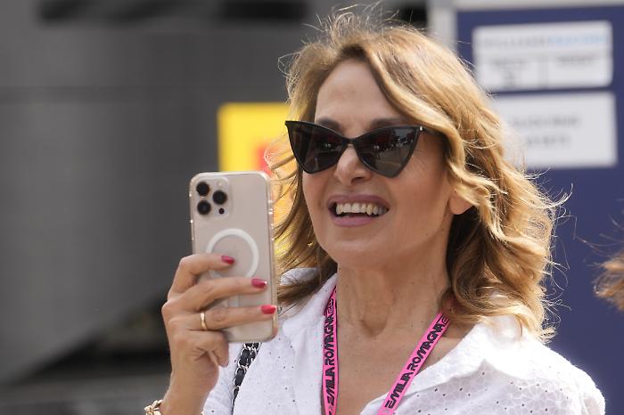 Barbara d'Urso, il ritorno in tv ora è ufficiale. Cosa si sa del nuovo programma su Rai 1. "Famiglia Berlusconi contraria? Ipotesi assurda e orrenda"