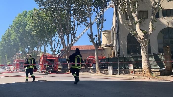 Sotto controllo l'incendio in città, soccorsa una donna – TUTTE LE FOTO