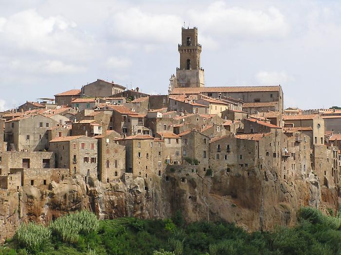 Caldo torrido, tutti in vacanza nei borghi: boom in Toscana per Pitigliano, Sorano e Sovana 