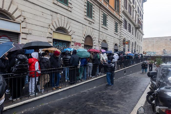 Perché stiamo tornando a fare la fila per cose inutili (e cosa dice di noi)