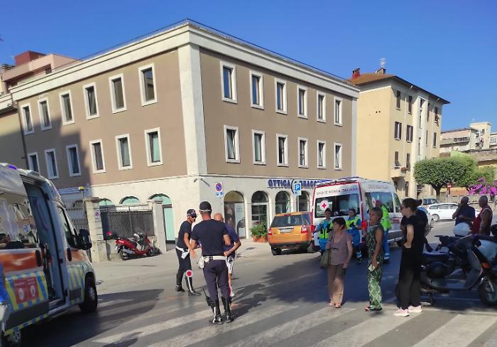 Investita da un'auto mentre attraversa la strada, ferita una donna 