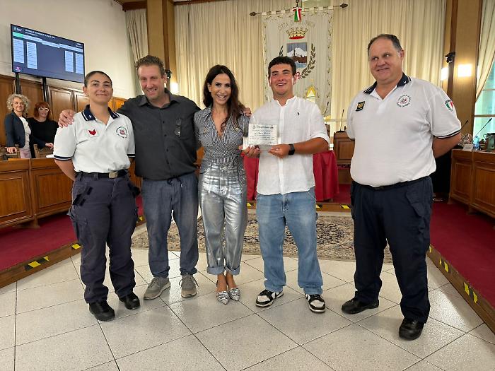 Il giovane bagnino-eroe premiato in Consiglio comunale per aver salvato la vita a due persone: "Sei un esempio per tutti noi"