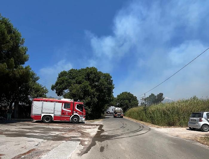 Fiamme nel bosco alle porte del paese, strada chiusa: in azione anche l'elicottero antincendio