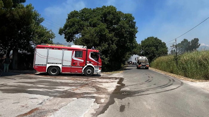 Incendio spento, strade riaperte: caccia ai piromani con le telecamere di videosorveglianza