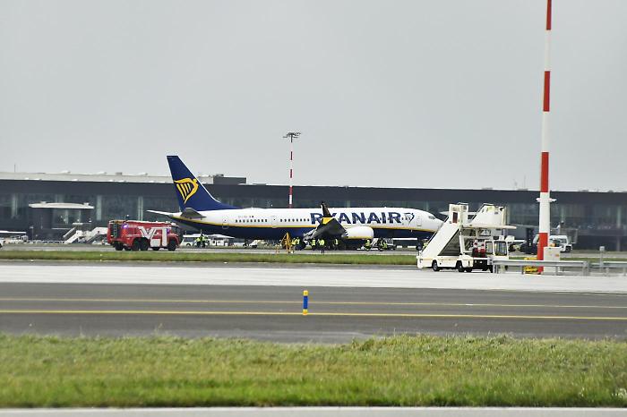 Incendo su un aereo Ryanair in pista, ma è un falso allarme: caos durante l'evacuazione e 18 feriti 