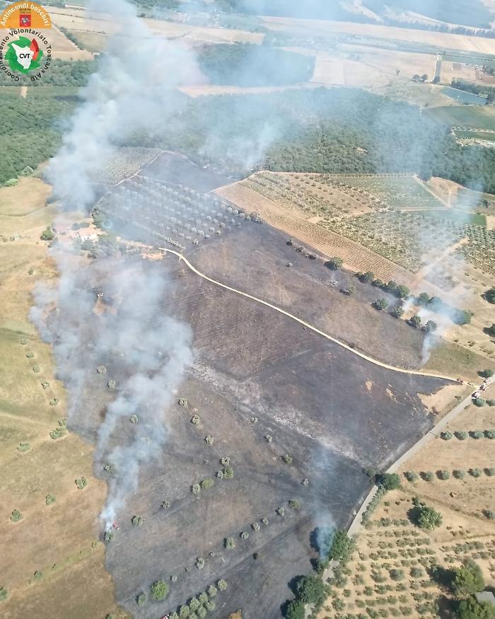 Incendio a Cura Nuova, le fiamme minacciano gli agriturismi: "Forte vento, sviluppo imprevedibile del rogo"