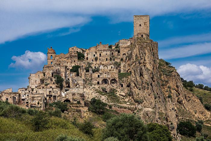 Turismo fantasma: il nuovo trend GhostTourism dei viaggiatori che cercano destinazioni dimenticate. Ecco le mete in Italia: Craco, Balestrino e Consonno