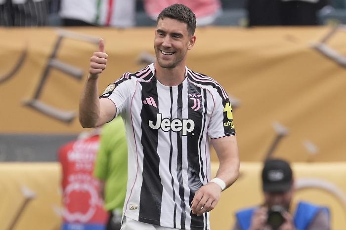 Vlahovic, l'ipotesi estrema che può sbloccare il mercato della Juventus. Con il Milan alla finestra