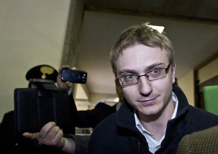 Delitto di Garlasco, dna maschile su un'impronta a casa di Chiara Poggi. Non sarebbe di Alberto Stasi e di Andrea Sempio: un terzo uomo sulla scena del crimine?
