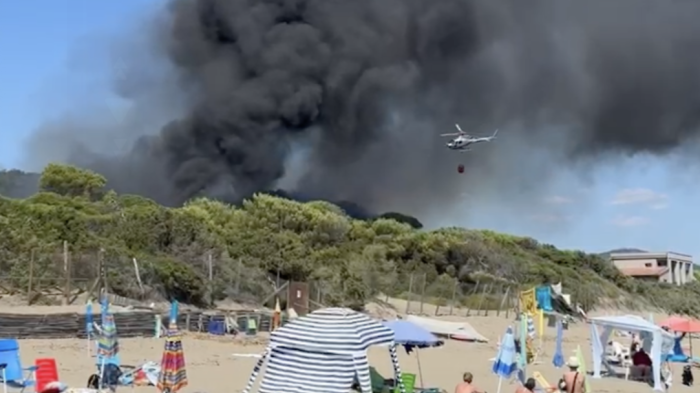 È allarme a Castiglione della Pescaia: evacuato un campeggio, le fiamme minacciano la pineta