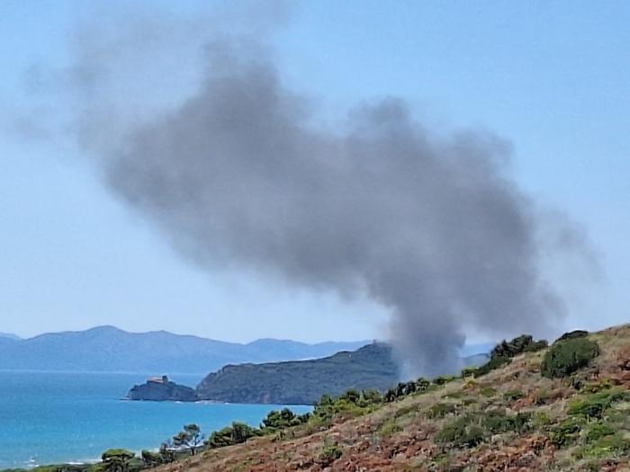 Castiglione della Pescaia brucia ancora: si alza il fumo dalle Rocchette