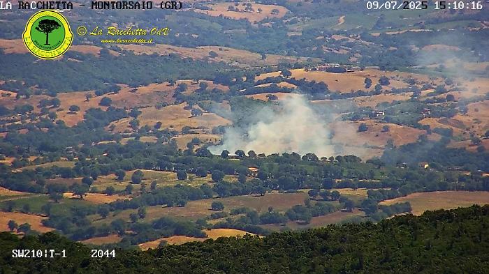 È incubo incendi, torna a bruciare la vegetazione a Piagge del Maiano: in volo l'elicottero