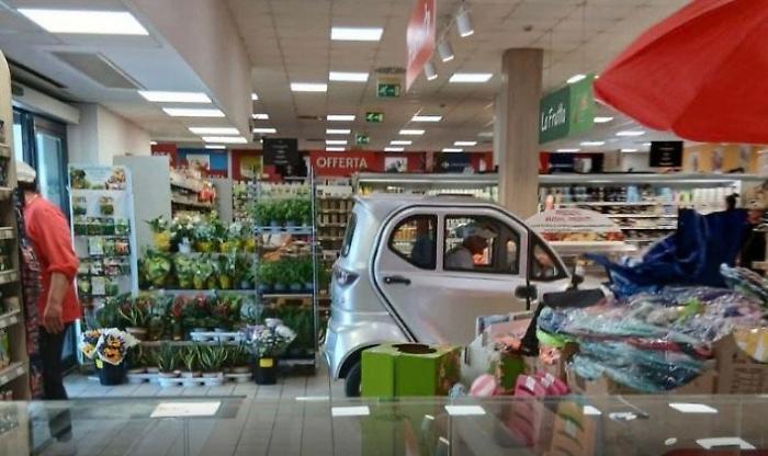 Un uomo entra nel supermercato con la minicar 