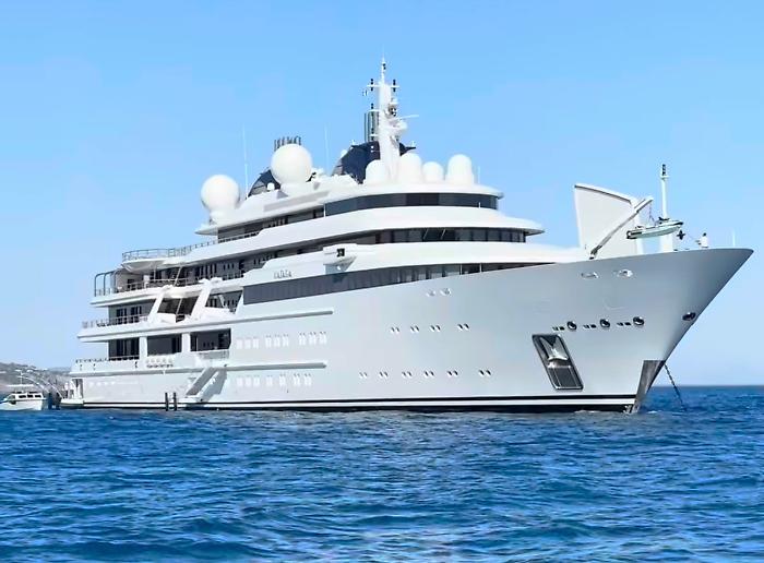Il super yacht da 400 milioni di dollari dello sceicco Al Thani nelle acque di Porto Ercole  