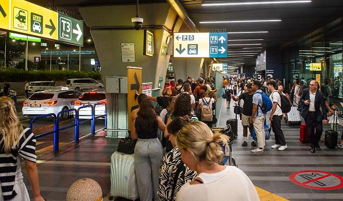 Tempesta su Roma, chiuso l'aeroporto di Fiumicino. Voli in arrivo dirottati in mezza Italia  e partenza bloccate