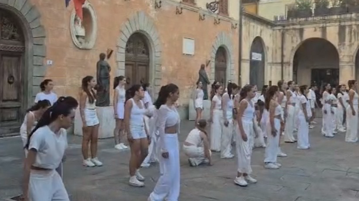 I ballerini del progetto “About Orbetello 2025 – Danza nelle piazze”